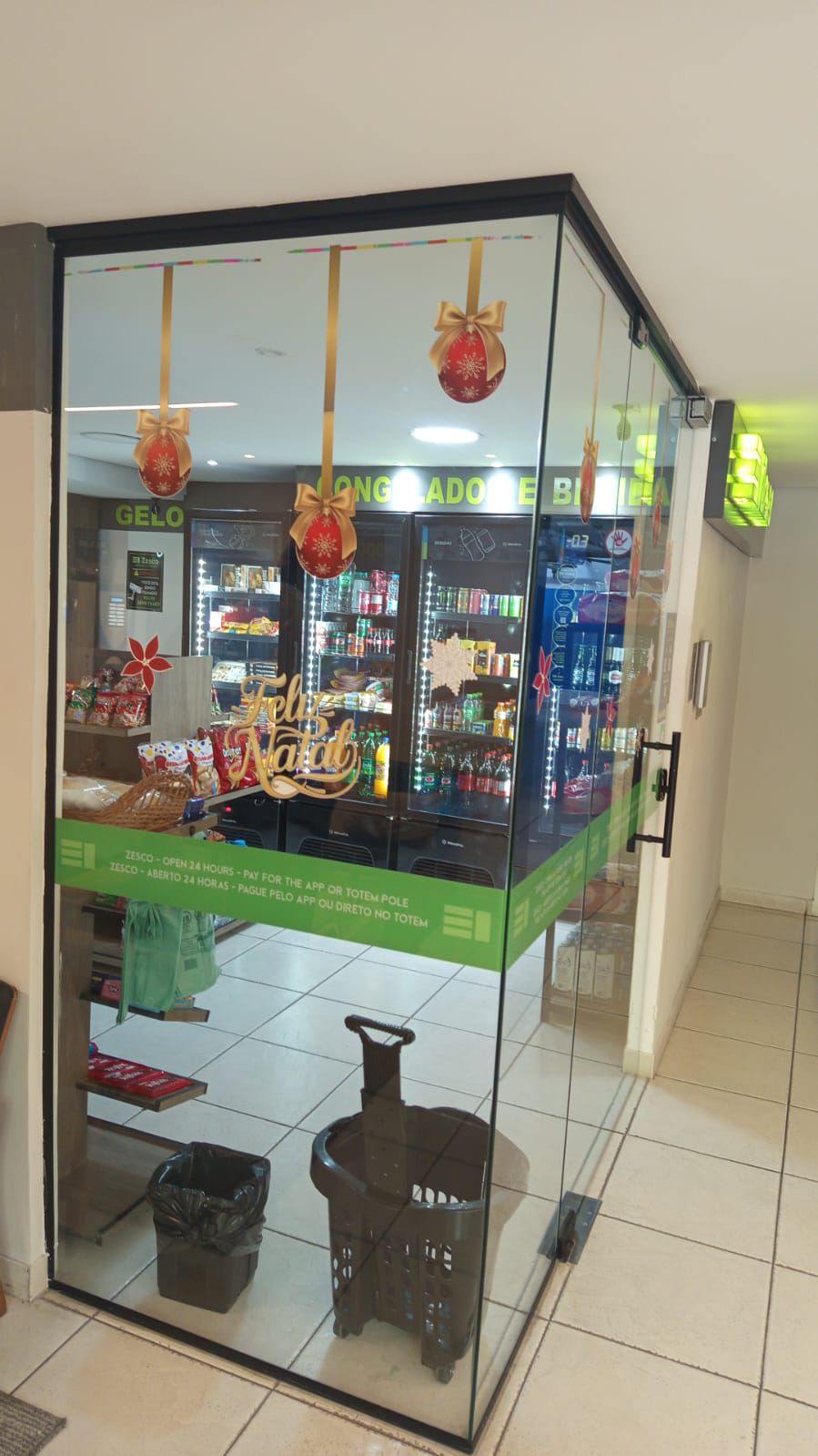 Interior do Mercado Autônomo Zesco com prateleiras e totem